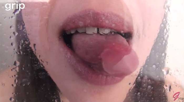 アクリル板舐め