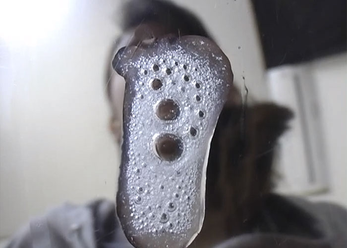 アクリル板へ唾吐き