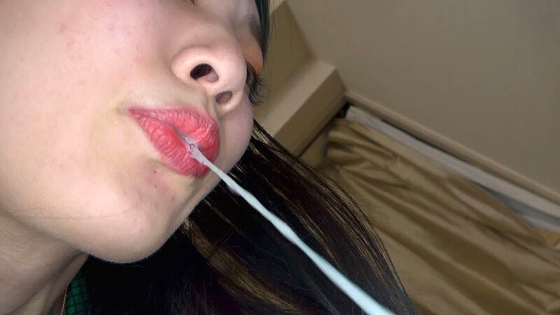 サラ女王様の唾垂らし