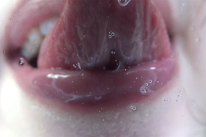 アクリル舐め
