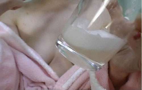 グラスに溜めた唾液